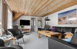 un salon avec un canapé et une table dans l'établissement Holiday Home Søren Gades Mark Blåvand Denm, à Blåvand