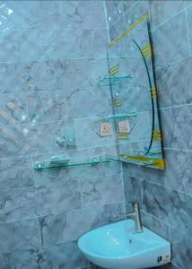 Un baño con un lavabo y un espejo en la pared. en Revolution Apartment Lemode Kobape abk, en Abeokuta
