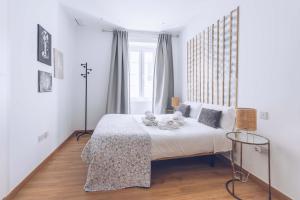 Un dormitorio con una cama en una habitación con ventana. en 2-BR Gem in Gibraltar's Heart, en Gibraltar