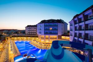 Bazén v ubytování Ramada Resort Side nebo v jeho okolí