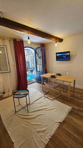 a living room with a table and a table and chairs at Le panier à vos pieds in Marseille