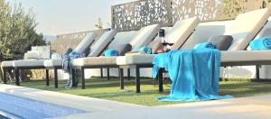 Villa Palace Al Nera في تروغير: صف من الكراسي الفارغة بجوار حمام السباحة