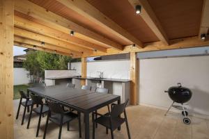 a patio with a table and chairs and a kitchen at Villa D&J in Vodnjan