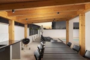 a conference room with a long table and chairs at Villa D&J in Vodnjan