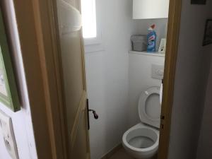 mała łazienka z toaletą i oknem w obiekcie Petite marie w Saintes-Maries-de-la-Mer +12 zdjęć