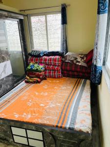 Postel nebo postele na pokoji v ubytování Mauli Niwas Villa