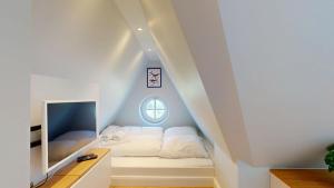 ヘルヌムにあるHein Mückの小さな部屋で、ベッド1台が備わります。