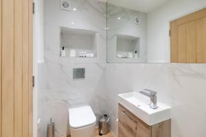 Ένα μπάνιο στο Modern 2-Bedroom Apartment in Prime Location # 1 +15 φωτογραφίες