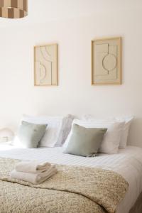 Ένα ή περισσότερα κρεβάτια σε δωμάτιο στο Modern 2-Bedroom Apartment in Prime Location # 1