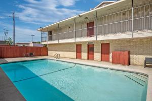 MidlothianにあるAmericas Best Value Inn Midlothianの建物の前の大きなプール