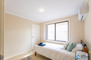 a bedroom with a bed and a window at The 4x2 for you and the crew in Williamstown