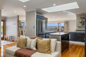 Nhà bếp/bếp nhỏ tại Harvey Lake House - stylish comfort with outdoor deck and lake views