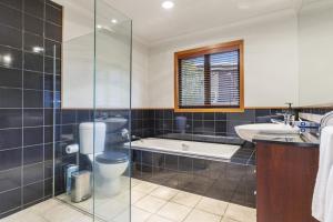 Phòng tắm tại Harvey Lake House - stylish comfort with outdoor deck and lake views +20 ảnh