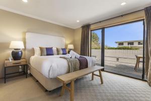 Giường trong phòng chung tại Harvey Lake House - stylish comfort with outdoor deck and lake views