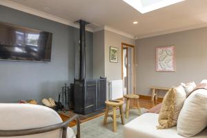 TV/trung tâm giải trí tại Harvey Lake House - stylish comfort with outdoor deck and lake views