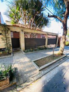 una casa con garage e palma di Suíte ampla e confortável a San Paolo