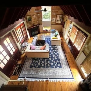 肯图巴Cottage on Cliff sunset, relaxing and warm的客厅享有高空的景色,配有沙发和地毯