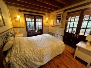 肯图巴Cottage on Cliff sunset, relaxing and warm的铺有木地板的客房内设有一间卧室和一张床。