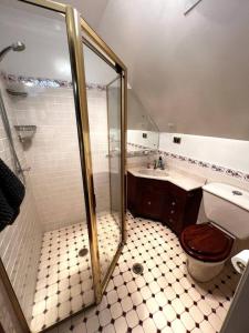 肯图巴Cottage on Cliff sunset, relaxing and warm的带淋浴、马桶和水槽的浴室 更多11张照片