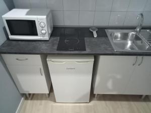 a kitchen with a microwave and a sink at Colors Rooms in Valencia