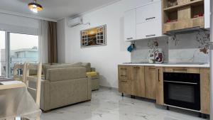 Η κουζίνα ή μικρή κουζίνα στο Orges Apartment - Top-Lage in Saranda mit Balkon und Meerblick +15 φωτογραφίες