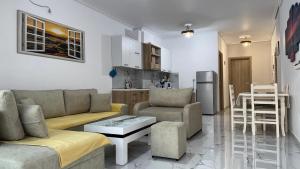 Η κουζίνα ή μικρή κουζίνα στο Orges Apartment - Top-Lage in Saranda mit Balkon und Meerblick