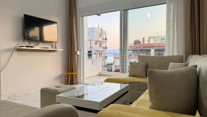 Μια τηλεόραση ή/και κέντρο ψυχαγωγίας στο Orges Apartment - Top-Lage in Saranda mit Balkon und Meerblick