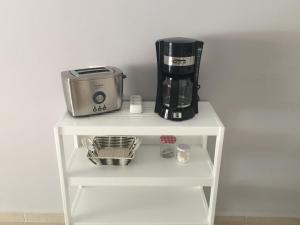 Příslušenství pro přípravu čaje a kávy v ubytování Kasinn Apart Hotel