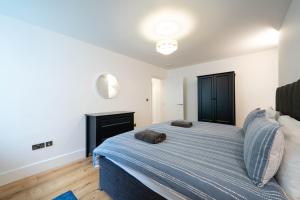 Un dormitorio con una cama con dos almohadas encima. en Spacious Modern 2-bed Parking & Wi-Fi & 65"OLED, en Bristol