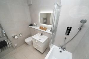 Un baño con ducha, inodoro y lavabo. en Spacious Modern 2-bed Parking & Wi-Fi & 65"OLED, en Bristol 31 fotos más