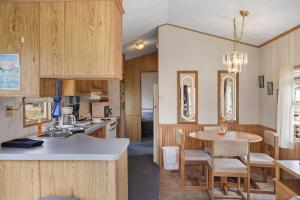 Una cocina y un comedor con mesa y sillas. en Casa Villa Park, en Russell