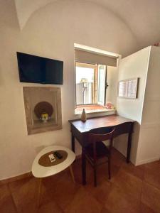 a small room with a desk and a window at Casetta Monti del Duca in Martina Franca