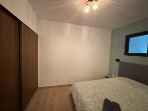 a bedroom with a bed and a ceiling fan at Appartement lumineux à Royat in Royat