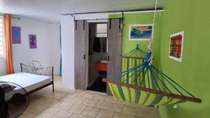ein Zimmer mit einem Zimmer mit einem Bett und einer Tür in der Unterkunft Petite maison de village in Saint-Pierre