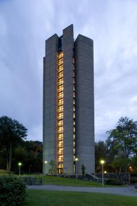a tall building with lights on the side of it at ZUM MTL Auberge d'été - Université de Montréal in Montréal