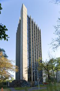 ein hohes Gebäude mit vielen Fenstern in der Unterkunft ZUM Auberge d'été - Université de Montréal in Montreal