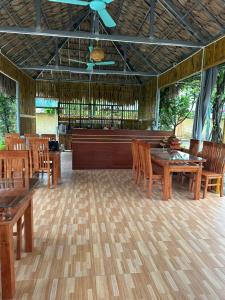 une salle à manger avec des tables et des chaises en bois dans l'établissement May Garden Homestay Ninh Bình, à Phúc Trì 9 autres photos
