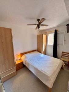 a bedroom with a bed and a ceiling fan at Appartement T2 tout équipé in Port Leucate