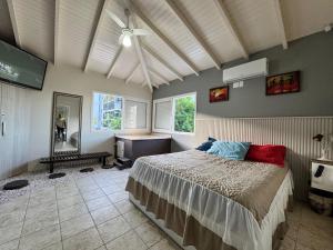 une chambre avec un lit et une salle de bain avec un lavabo dans l'établissement CASA PINHEIROS - Casa na Praia de Palmas com 4 Dormitórios e Piscina, à Governador Celso Ramos