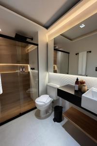 Un baño con inodoro, ducha y lavabo. en Flat Praia do Canto Iate Clube long Stay, en Vitória