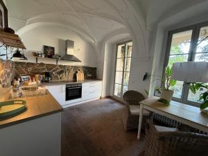 a kitchen with white cabinets and a table and chairs at Peter 7 "Paul" in Görlitz