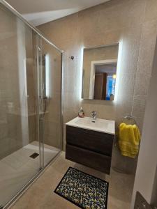 ein Badezimmer mit Waschbecken und Dusche in der Unterkunft Stylish 2-Bedroom Apartment at Sliema Ferry Tignes 2 P1 in Sliema