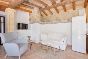 Posezení v ubytování BODASUITE Apartment auf grossem Fincagehöft , 2 Schlafzimmer, Küche, Wohnzimmer, Terrasse, XXL Pool, Wifi, Klima