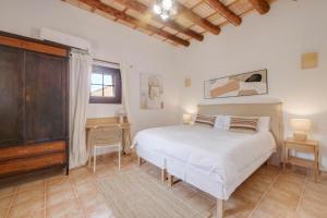 Postel nebo postele na pokoji v ubytování BODASUITE Apartment auf grossem Fincagehöft , 2 Schlafzimmer, Küche, Wohnzimmer, Terrasse, XXL Pool, Wifi, Klima + 20 fotografií