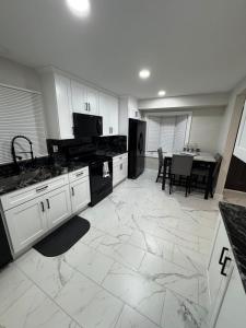 Η κουζίνα ή μικρή κουζίνα στο Modern Luxury House - Birmingham