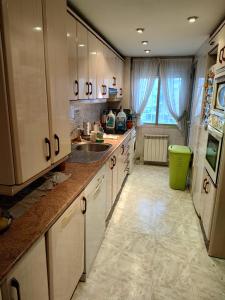 Kuchyň nebo kuchyňský kout v ubytování Habitación individual Alameda de Osuna