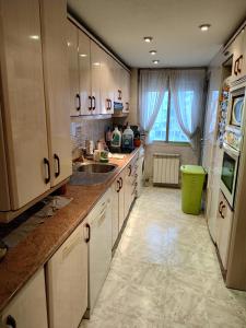 Kuchyň nebo kuchyňský kout v ubytování Habitación individual Alameda de Osuna