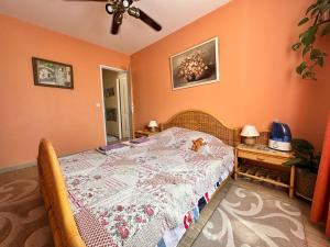 Postel nebo postele na pokoji v ubytování MAISON PROVENÇALE calme et ensoleillée + 14 fotografií