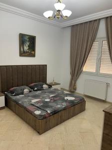 a bedroom with a large bed in a room at Appartement meublé in Sukrah