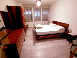 a bedroom with a bed with white sheets and white pillows at Bartakei in Roana